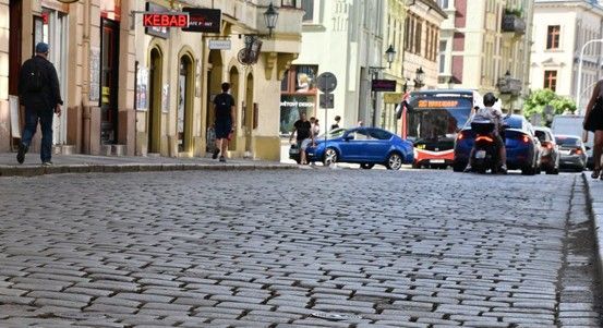 Začíná obnova Rooseveltovy ulice v Plzni - nová dlažba a omezení dopravy