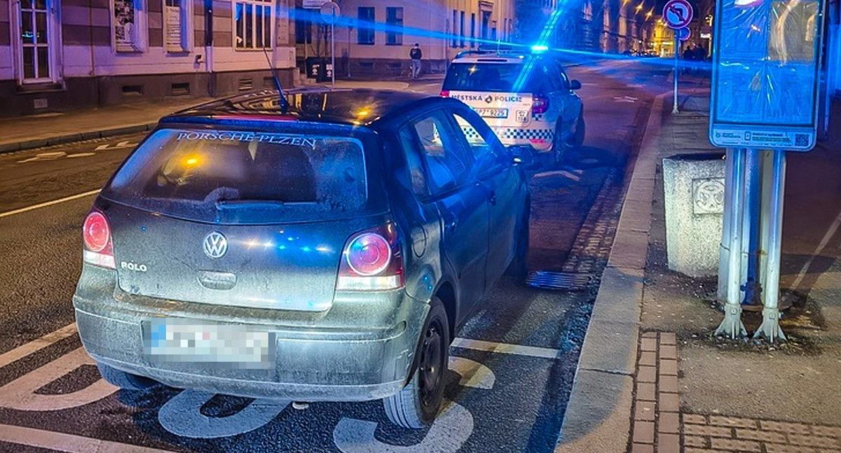 Zastavil jen na chvíli na zastávce, ale se zákazem řízení není dobrý nápad porušovat předpisy