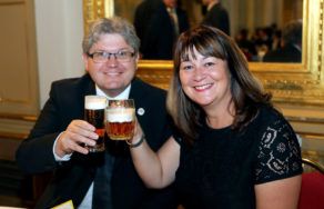 obrázek: Žena s pivem na plese? Je to v pořádku?