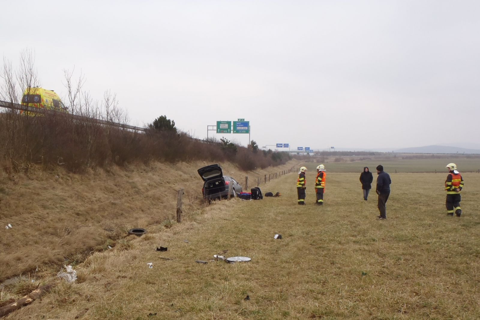 Auto s čtyřčlennou rodinou sjelo z dálnice na pole