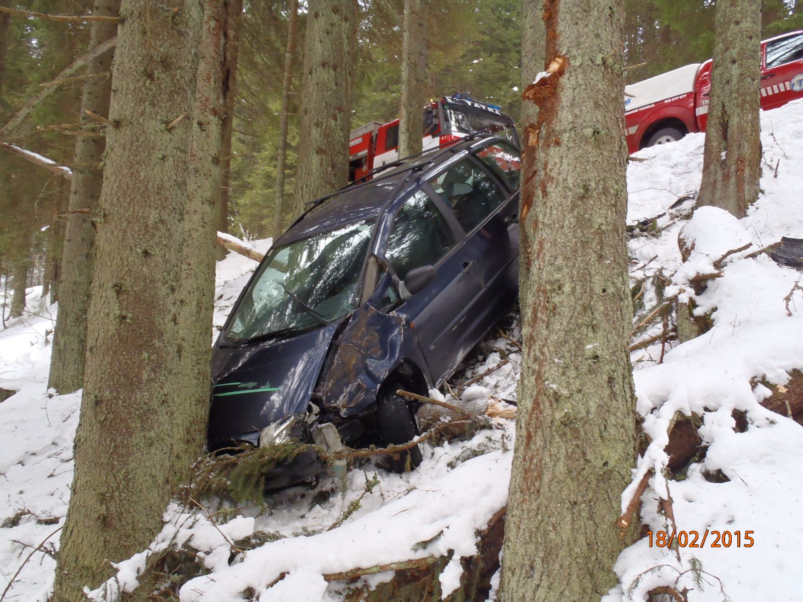 obrázek: Auto se dvěma dětmi skončilo u Modravy zaklíněné mezi stromy