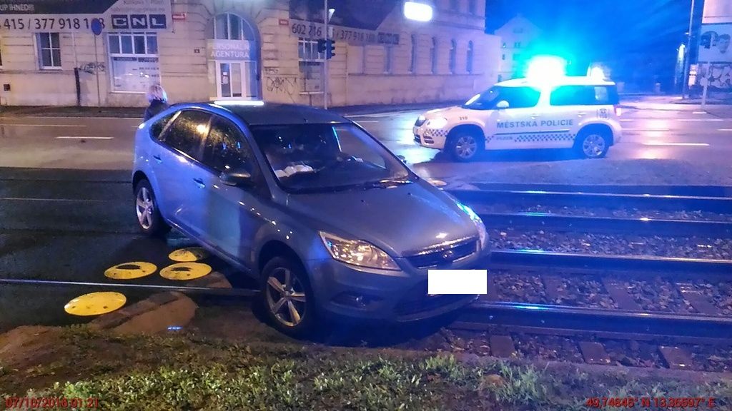 obrázek: Auto skončilo v noci na tramvajovém pásu, pomoci museli hasiči