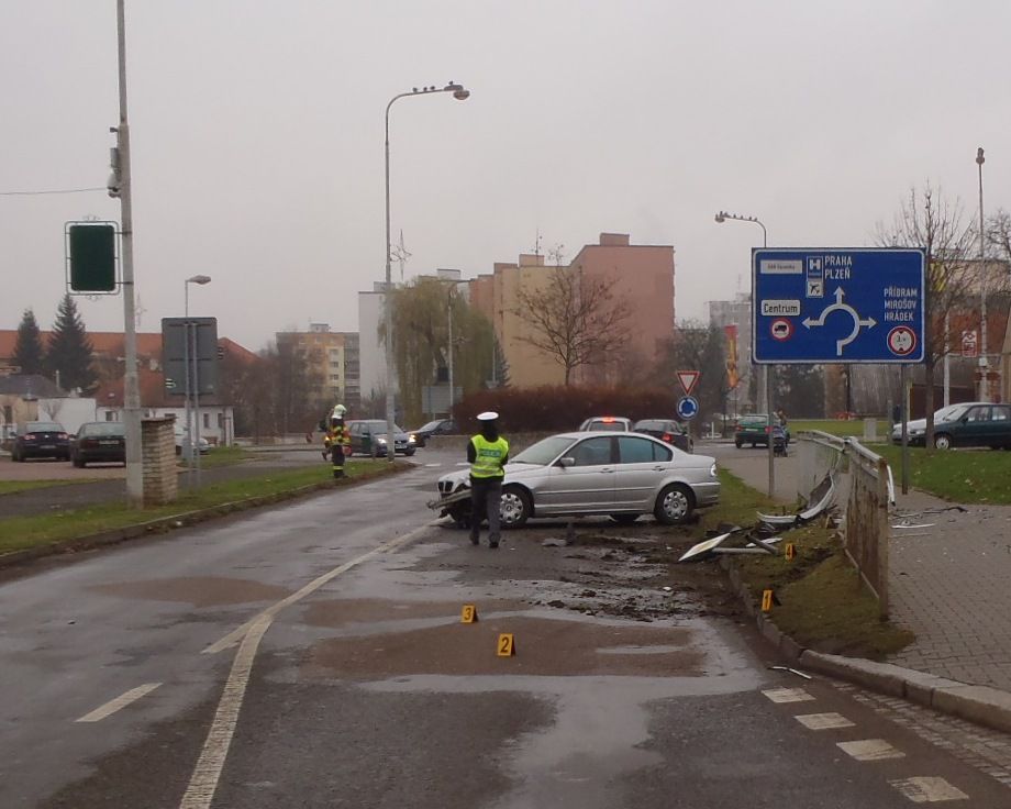 Auto v Rokycanech poškodilo při bouračce zábradlí a značky