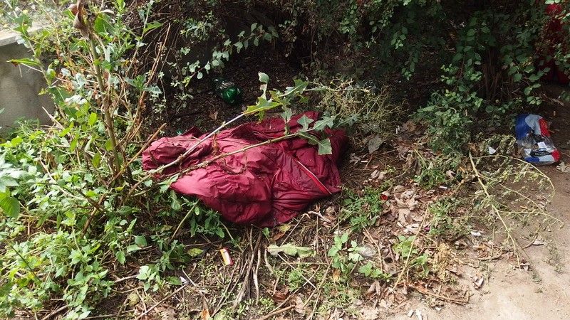 obrázek: Bezdomovci od slovanské lávky se k úklidu neměli