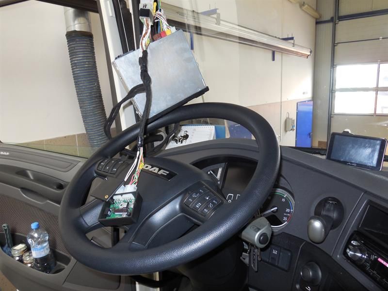 Celníci chytili na D5 řidiče kamionu, který podváděl: ovládal tachograf pomocí pedálů 