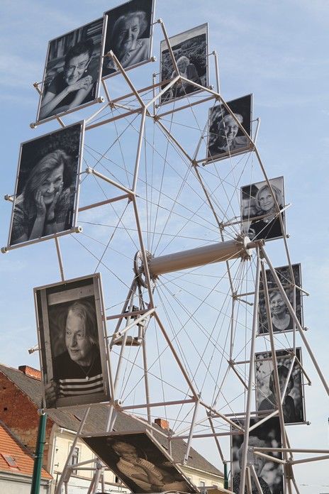 České stříbro vystavuje v Plzni portréty ženských osobností od Karla Cudlína na otáčecím kole