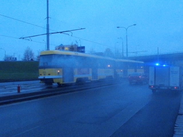 Cestující vystupovali ze zakouřené tramvaje