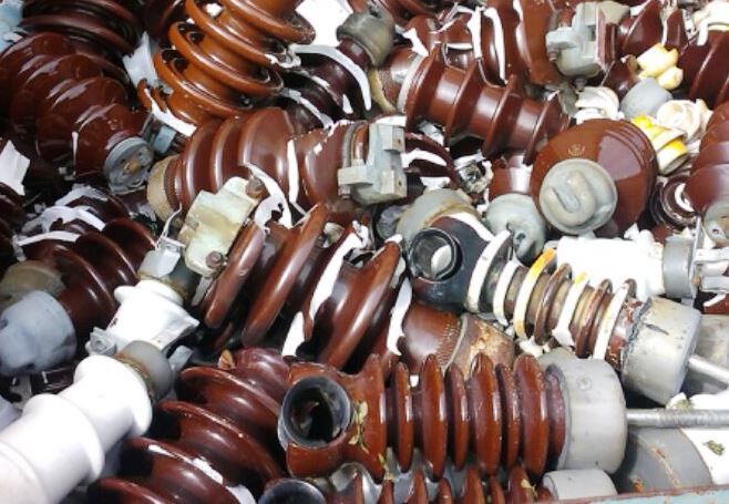 ČEZ se pustil do recyklace keramických izolátorů. Energetici tím pomohou přírodě 