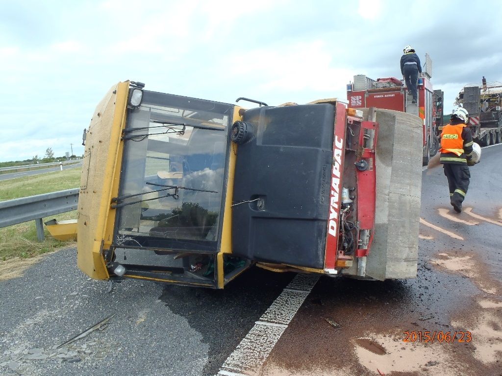 obrázek: Dálnici D5 blokoval v úterý převrácený stavební stroj