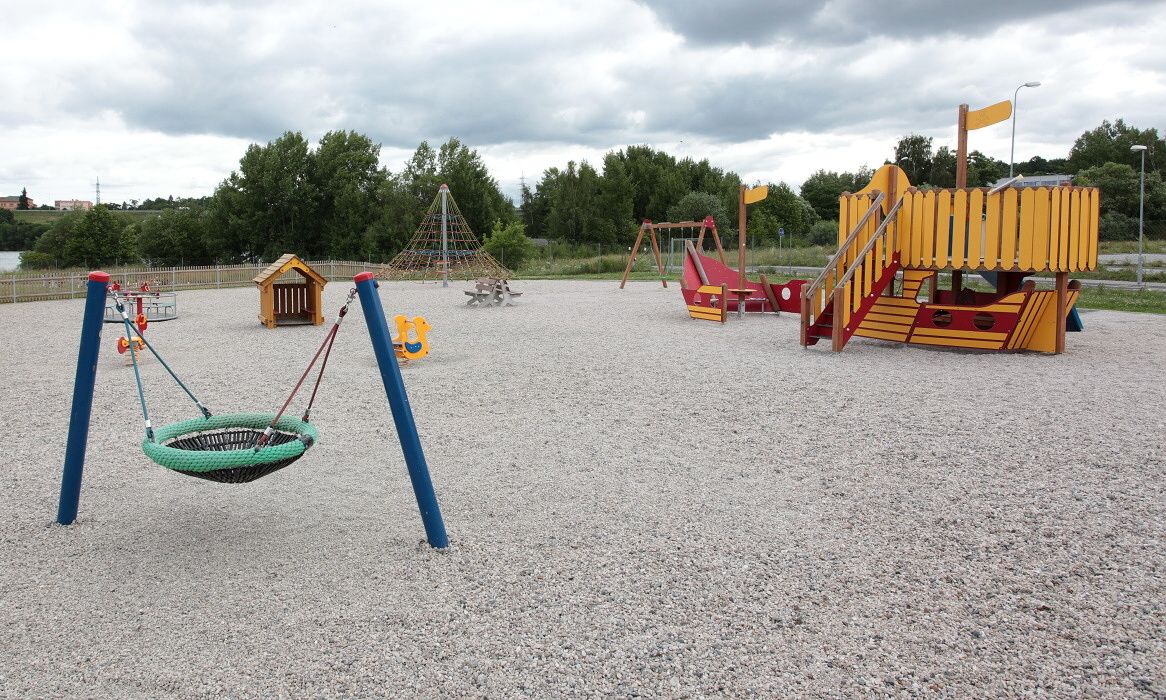 Děti z Čermákovy ulice na plzeňských Borech si budou moci hrát na lepším hřišti 