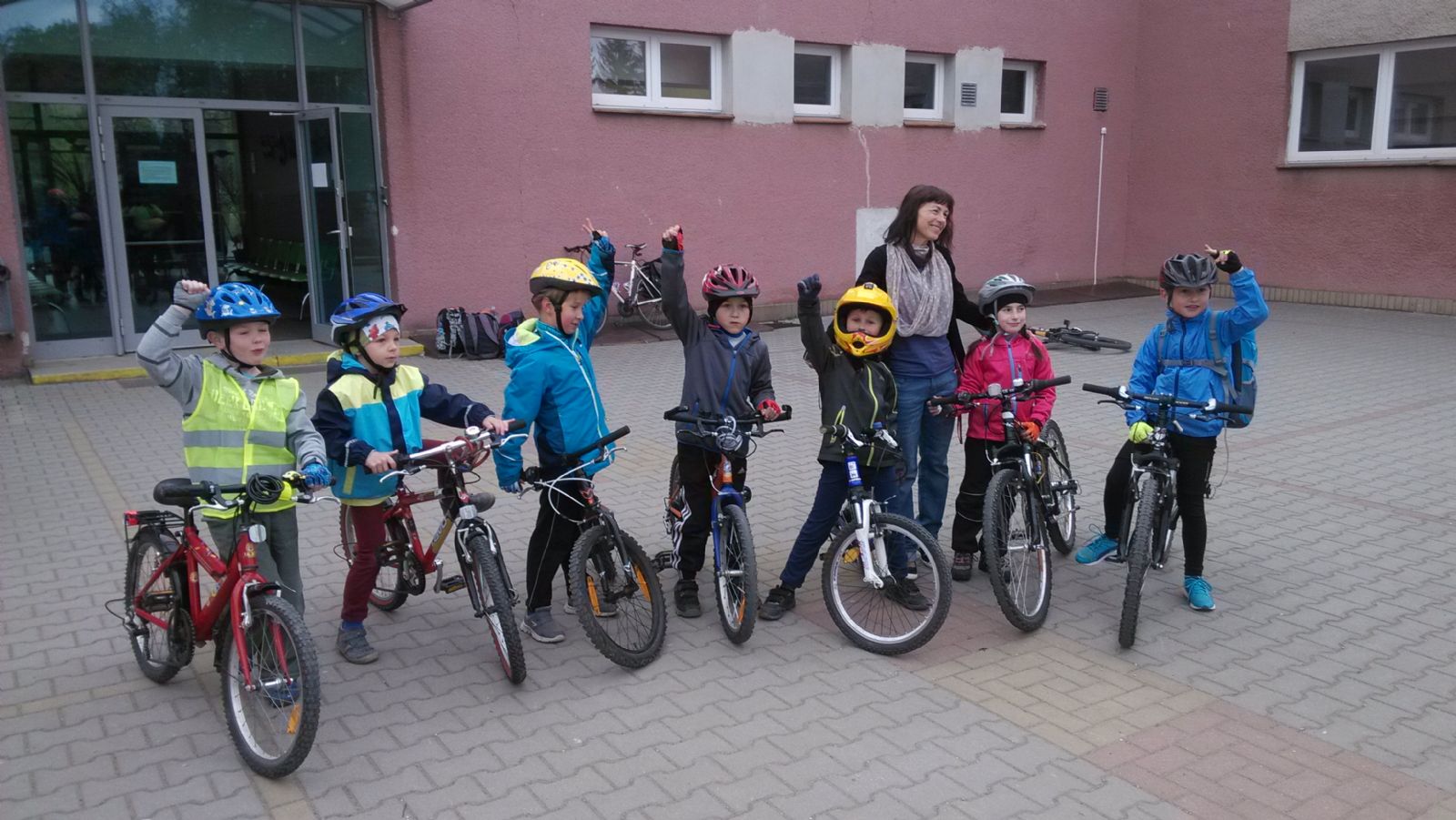 obrázek: Děti z plzeňské Růžovky jely Do školy na kole