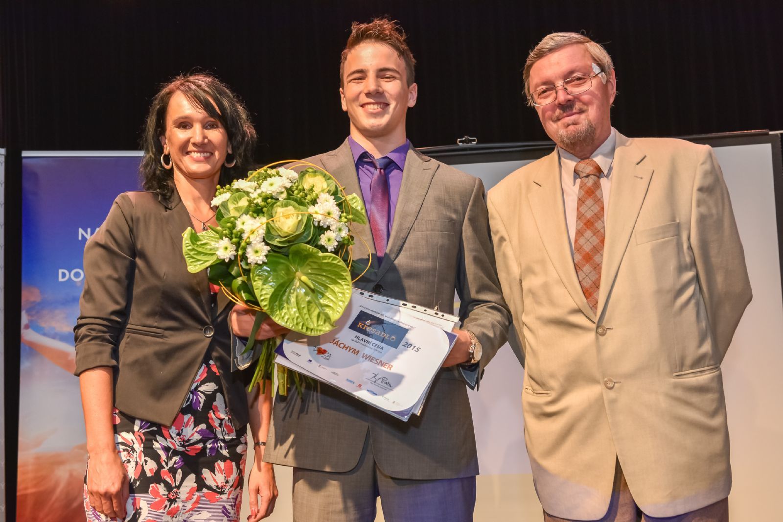 obrázek: Dobrovolník pomáhá postiženému chlapci upoutanému na lůžko