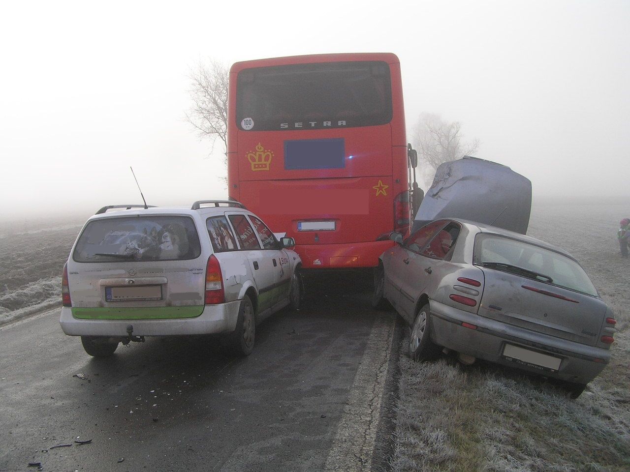 Dvě auta na Rokycansku narazila do autobusu s dětmi
