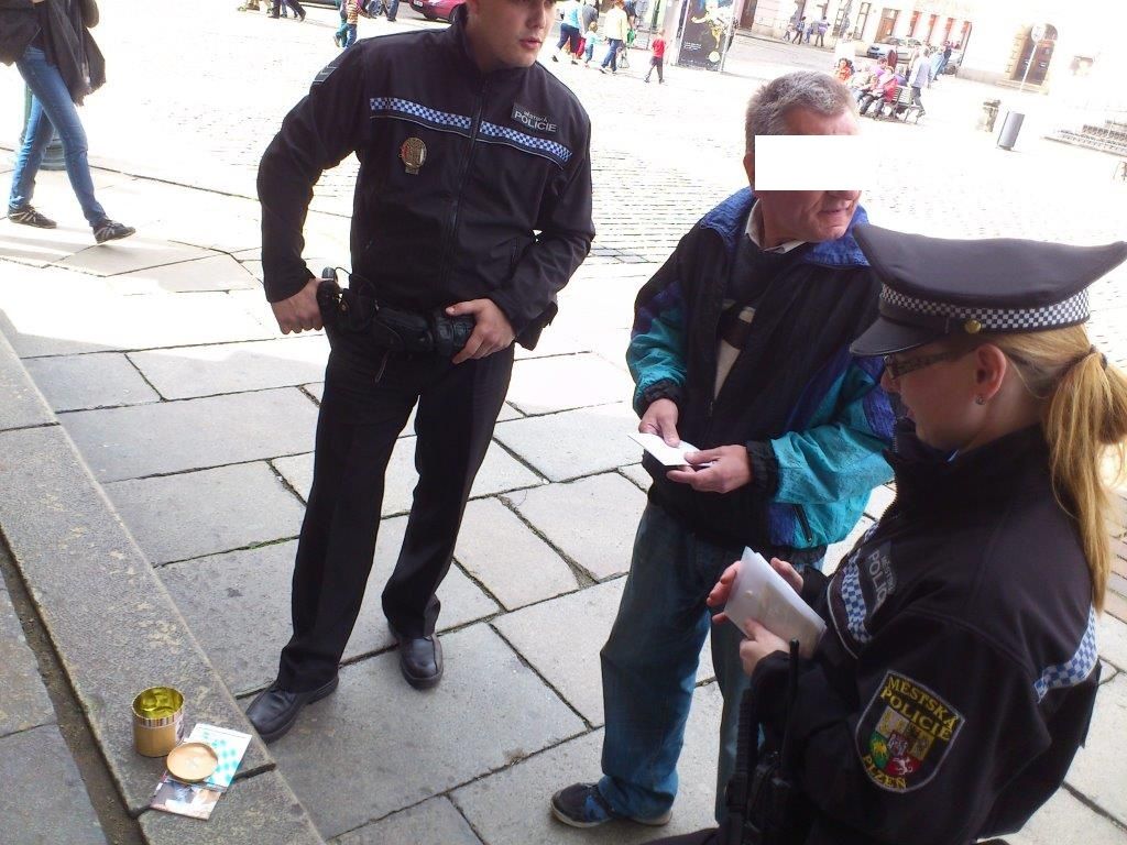 obrázek: Falešný výběrčí zase řádil na plzeňském náměstí 