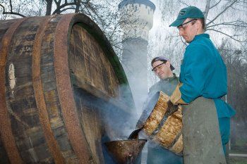 Francouzští učni se učili řemeslu od plzeňských bednářů