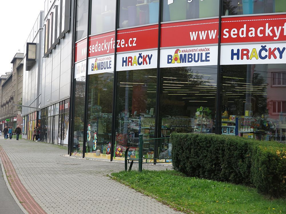 Galerie Dvořák na Slovanech je pro ptáky popravčí stěnou 