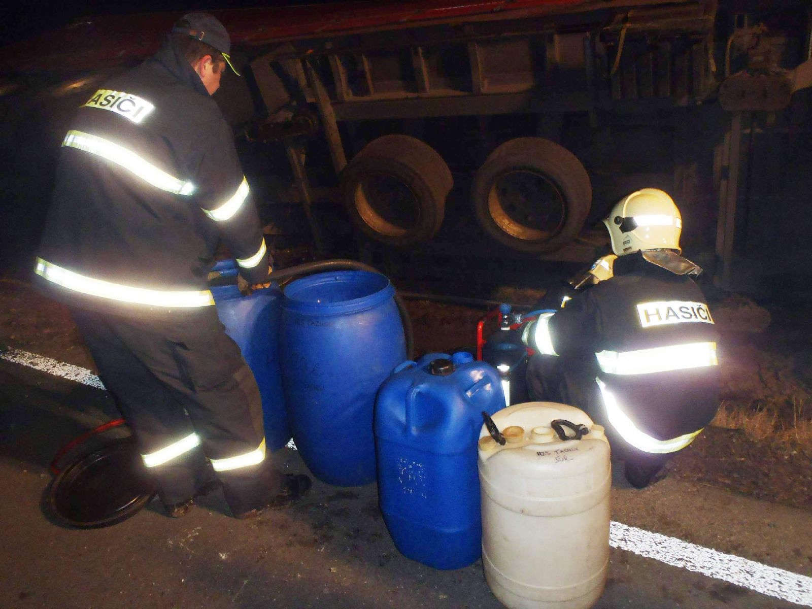 Hasiči u Milíkova hodiny čerpali naftu z havarovaného kamionu 