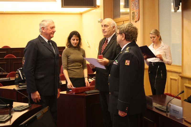 obrázek: Hejtman ocenil dvacítku hasičů, například za záchranu tonoucího chlapce 