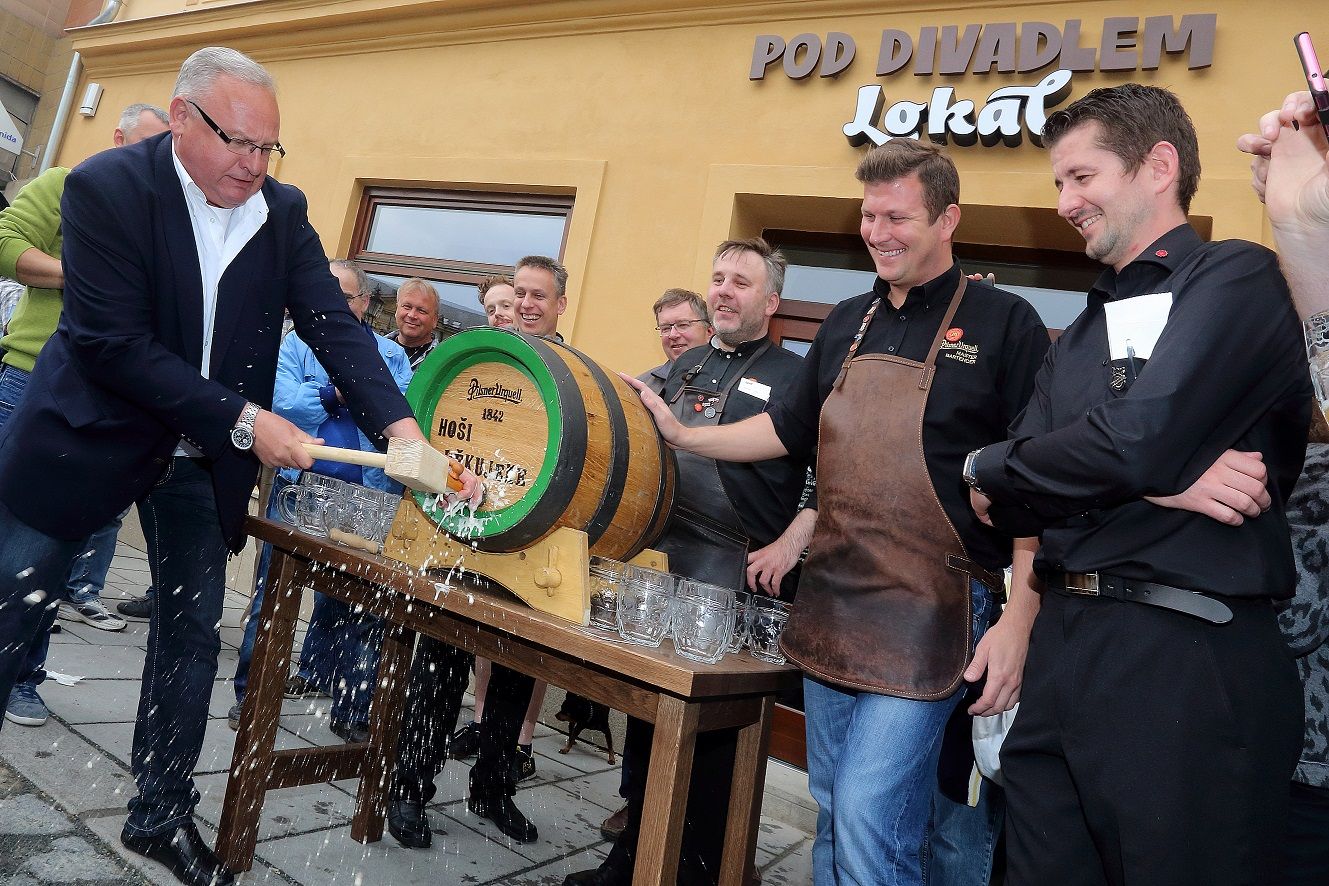 obrázek: Hoši děkujeme. Plzeňský pivovar poděkoval českým hokejistům speciálním sudem