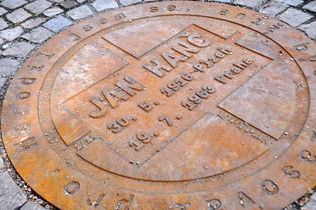 obrázek: Jan Hanč má od pondělka v Plzni svou cestu, tvoří ji soubor sedmi reliéfů Viktora Karlíka 