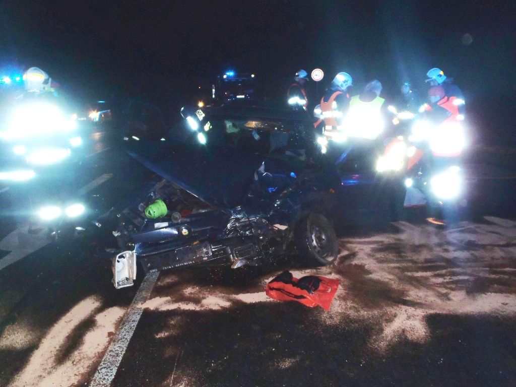 Jedna noc, jedna silnice, dvě dopravní nehody, osm zraněných