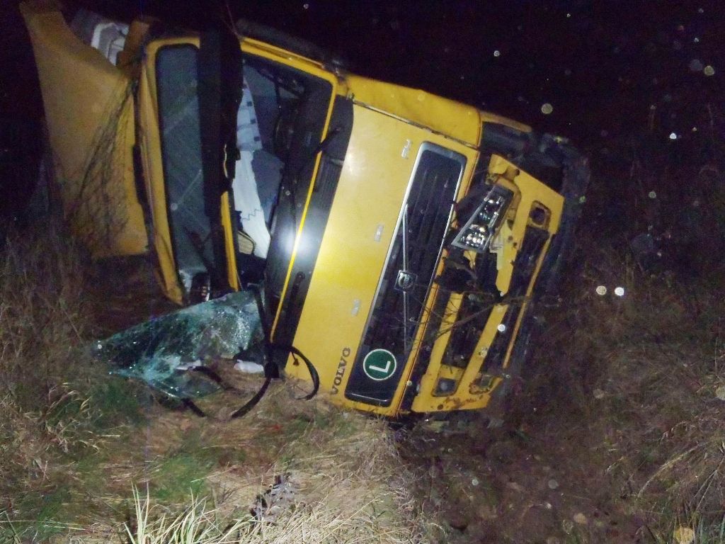 obrázek: Kamion na dálnici u Kladrub skončil v příkopu