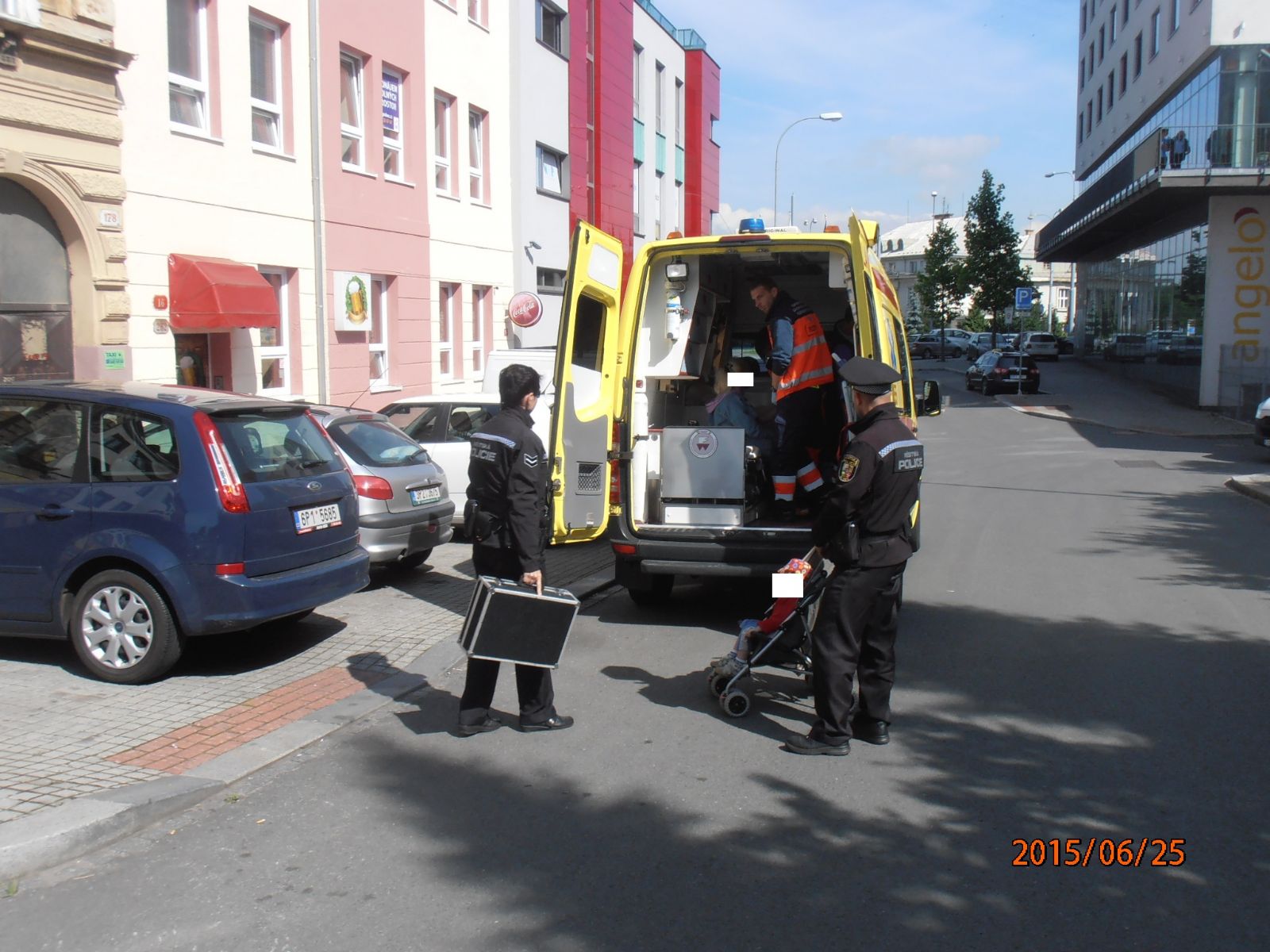 obrázek: Kočárek s dítětem po Plzni tlačila namol opilá žena se čtyřmi promile