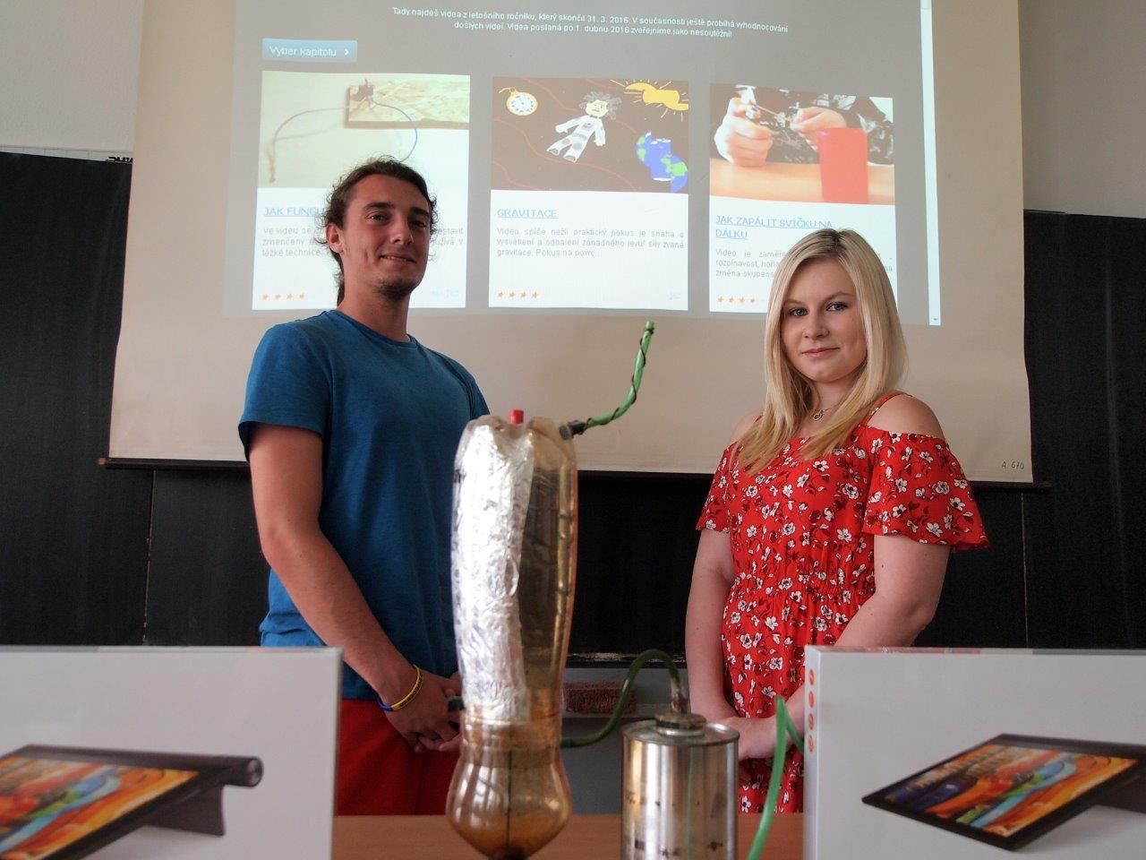Kristýna Bulínová a René Jirmus z Klatov vyhráli moderní tablety ve fyzikální soutěži Vím proč 