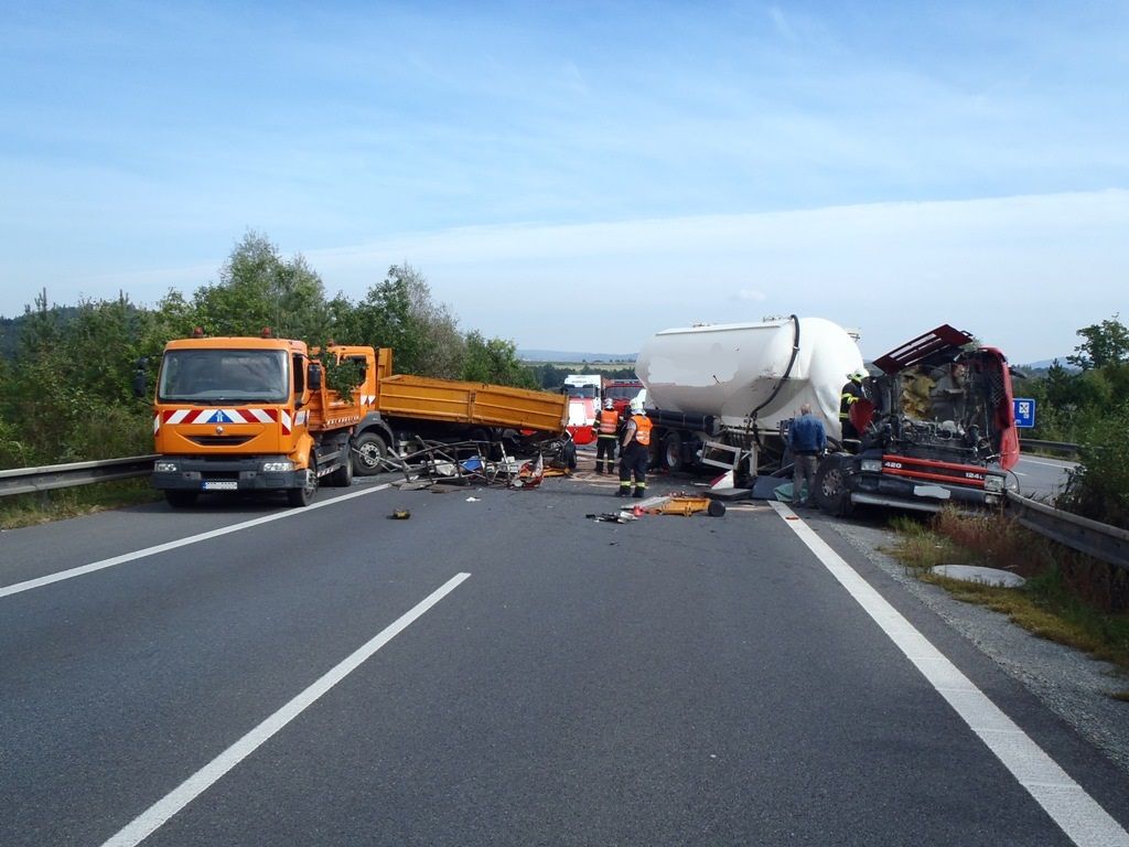obrázek: Kvůli nehodě třech nákladních aut zkolabovala doprava na D5 i tzv. staré plzeňské, silničář je vážně zraněn 