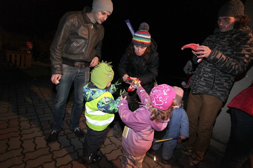 obrázek: Lidé z Nové Hospody si užili lampionový průvod a koledy