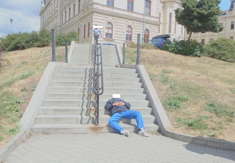 Má zákaz pobytu v Plzni, přitom se povaloval na schodech soudu