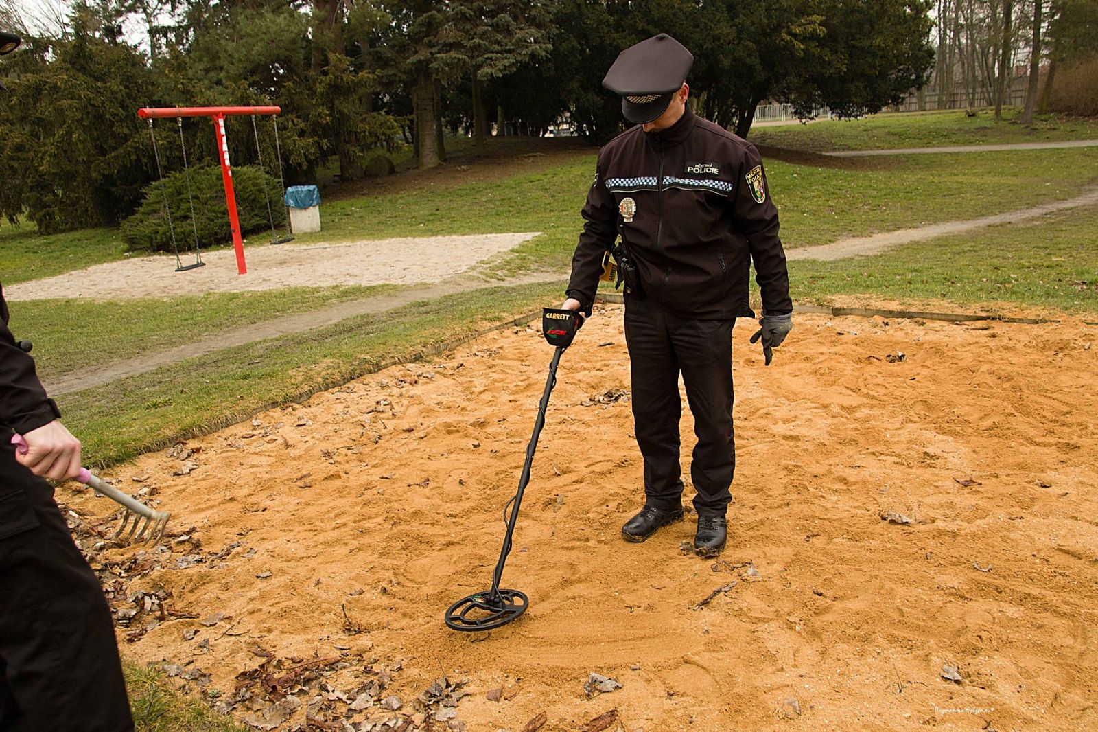 obrázek: Městská policie sbírá nebezpečné injekční stříkačky