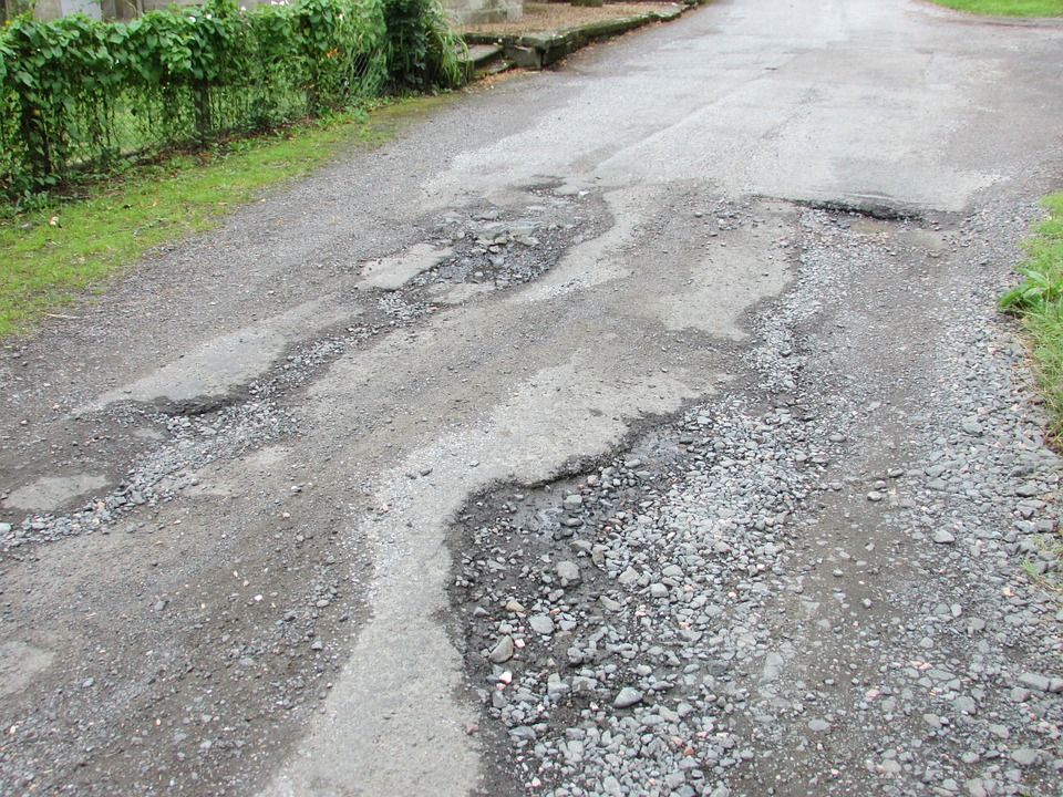 Mírná zima přinesla Plzni úsporu, peníze dá město na opravy komunikací 