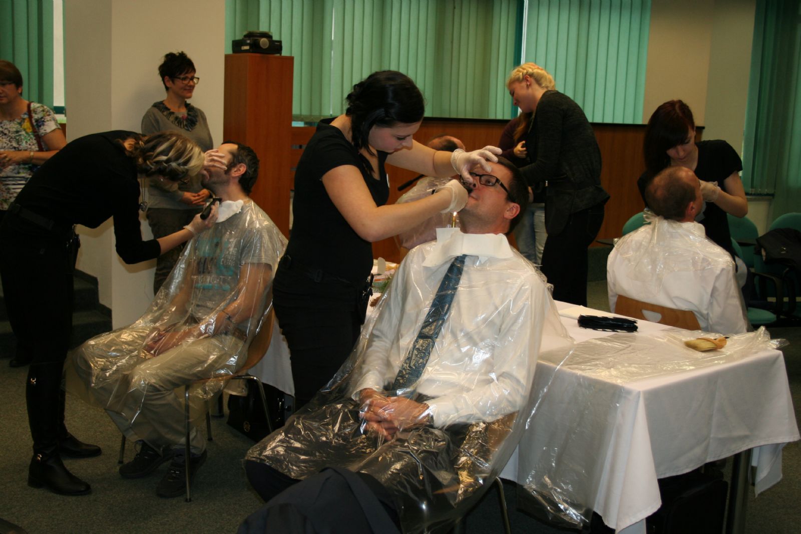 obrázek: Móda listopadových knírů je i v Plzni u konce, osvěta pokračuje 