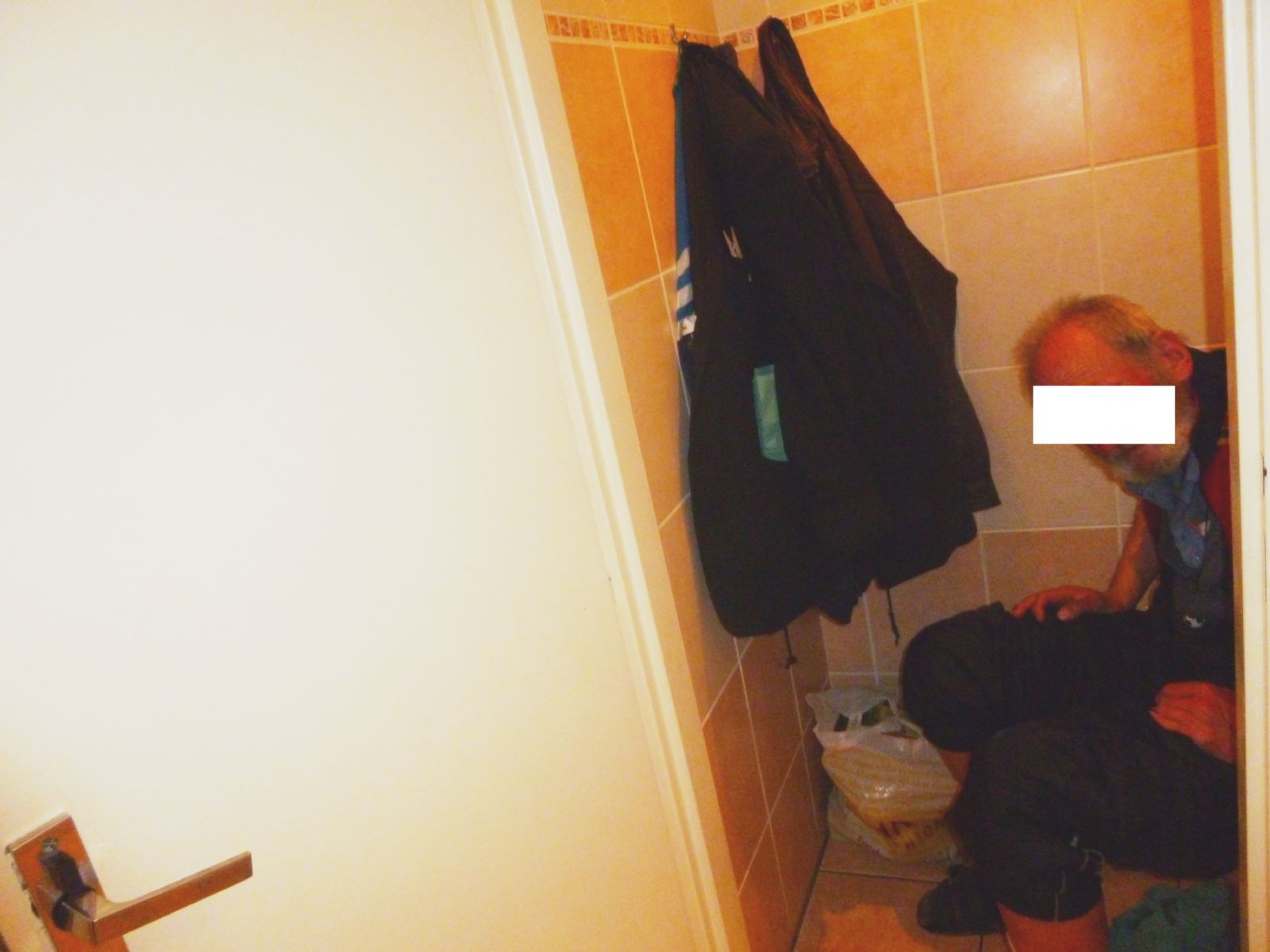 obrázek: Muž se zavřel na toaletě na poliklinice a sušil si tam oblečení