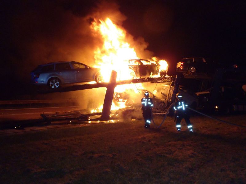 obrázek: Na D5 hořel kamion s auty, škoda čtyři miliony