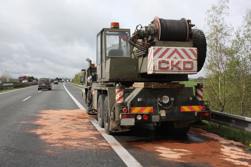 Na dálnici D5 hořel autojeřáb