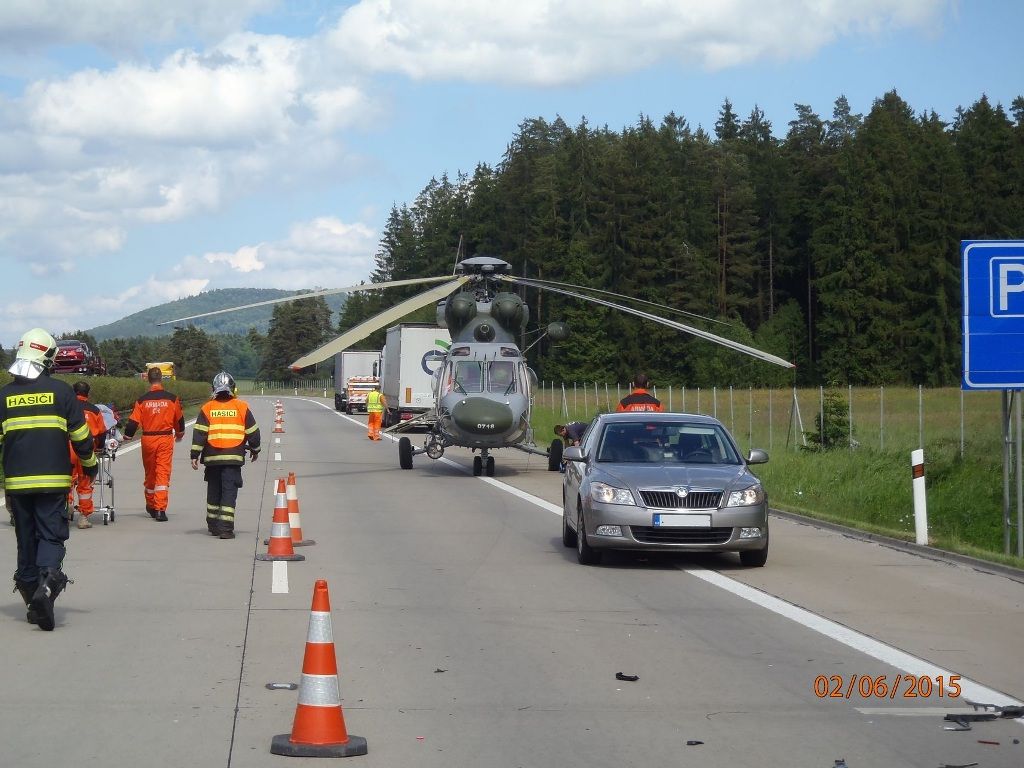 Na dálnici D5 u Rozvadova letěl vrtulník