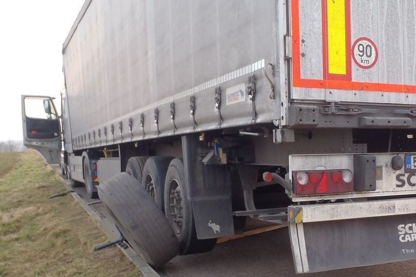 Na muže v Plané spadl návěs při výměně kola, zabil ho