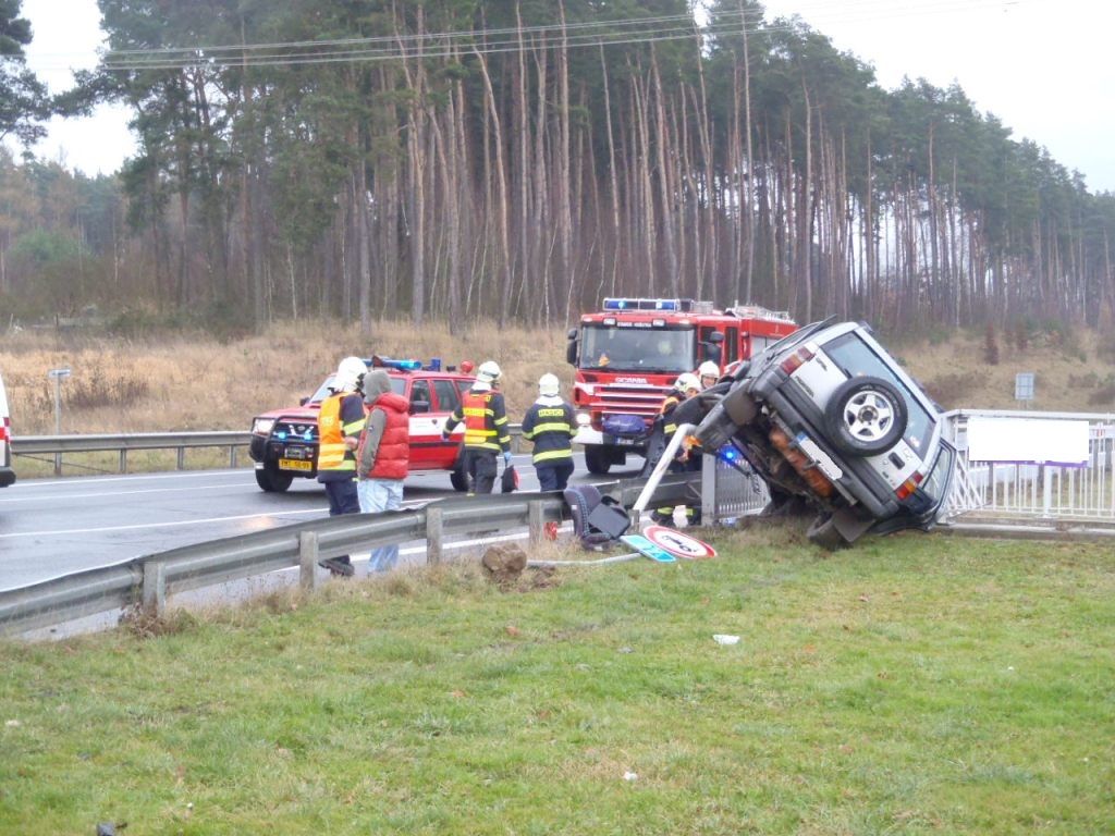 obrázek: Na obchvatu Třemošné bourala dvě auta, zranily se i děti 