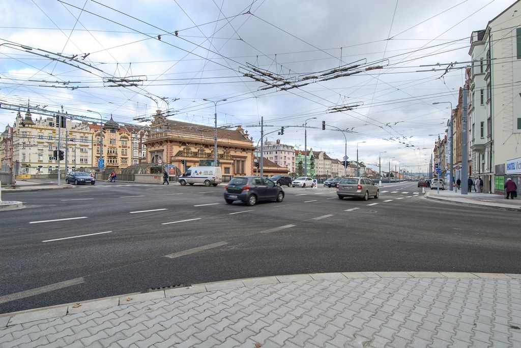 Na opravenou Borskou ulici se vrátila auta, byl obnoven silniční provoz 