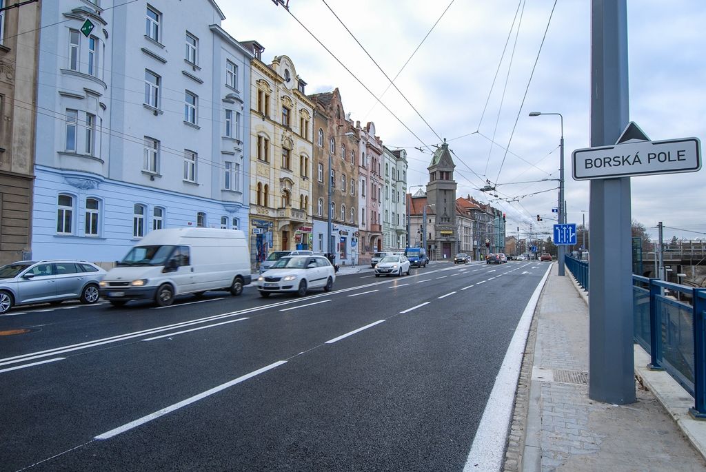 Strážníci spícího opilce přenesli ze silnice na chodník