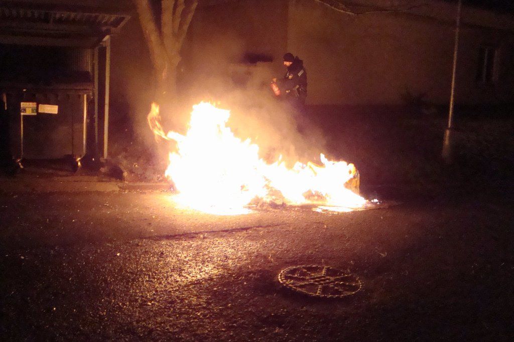 obrázek: Na plzeňské Doubravce hořel kontejner, hasili strážníci