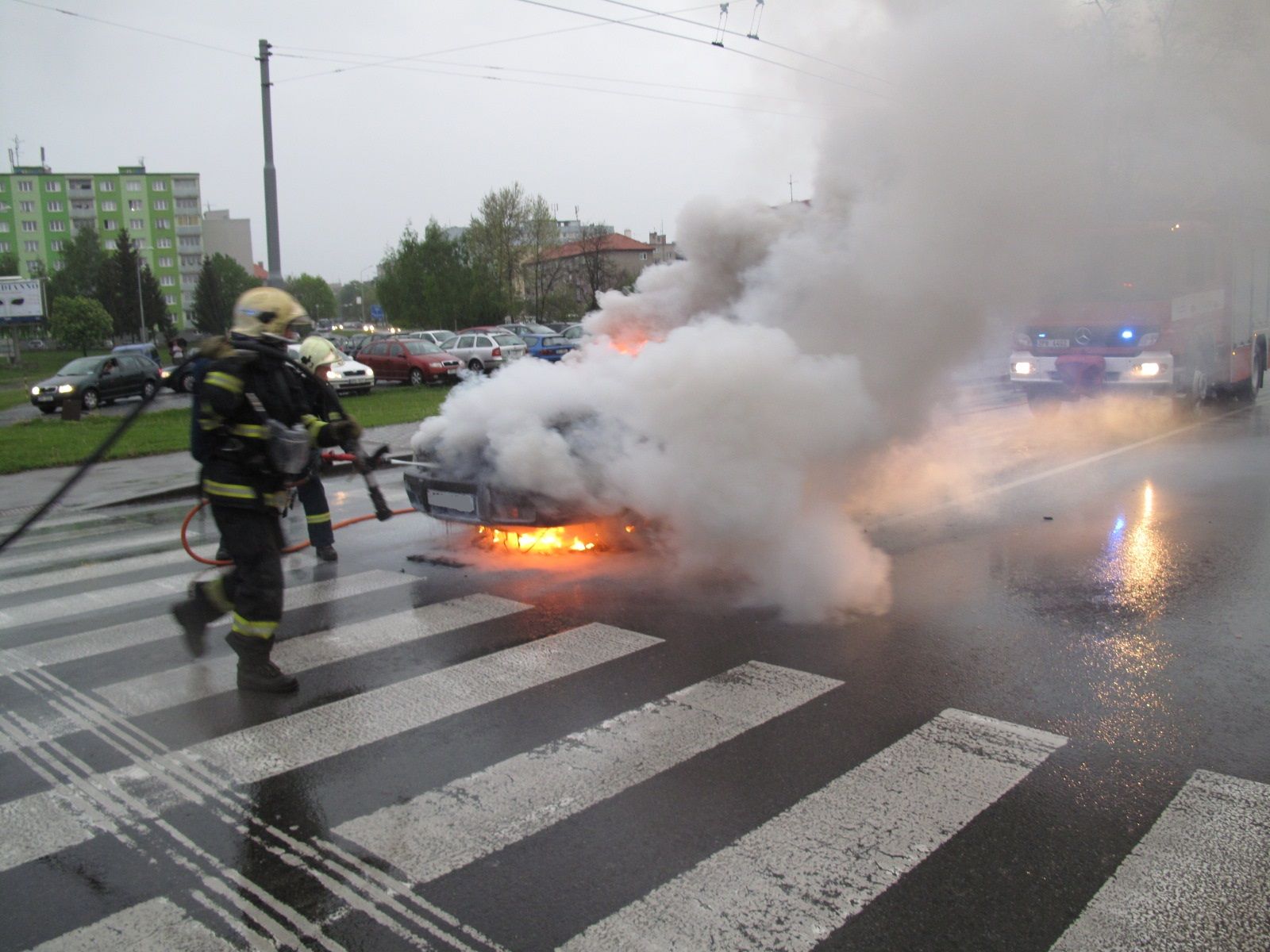 Na plzeňské křižovatce hořelo auto, posádka stihla vystoupit