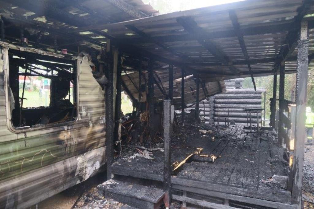 obrázek: Na Radosti na Hracholuskách hořel srub a mobilhaus