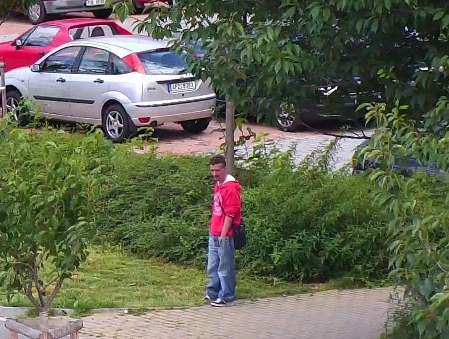 obrázek: Na Skvrňanech přepadl lupič seniorku. Nepoznáte ho?