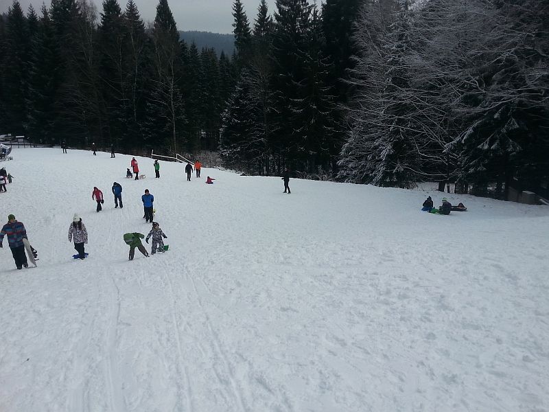 Na Šumavu dorazila zima, děti už na Špičáku bobují