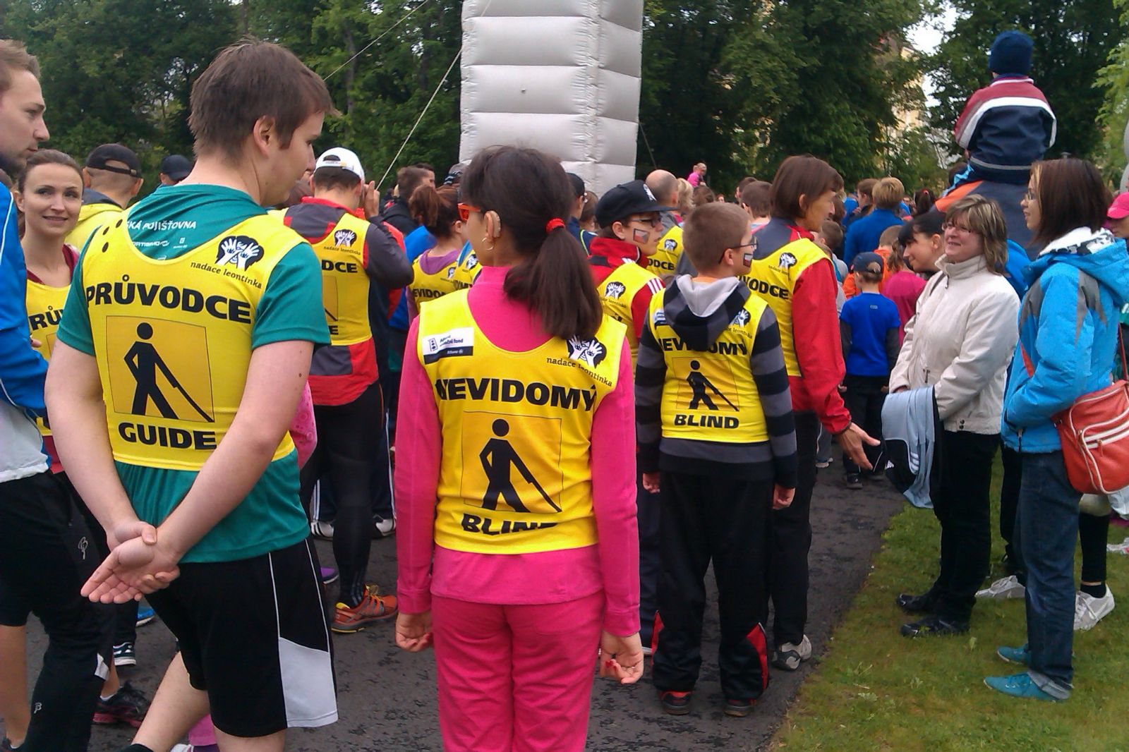 obrázek: Nadace Leontinka na RunTour v Plzni. Běží 12 nevidomých 