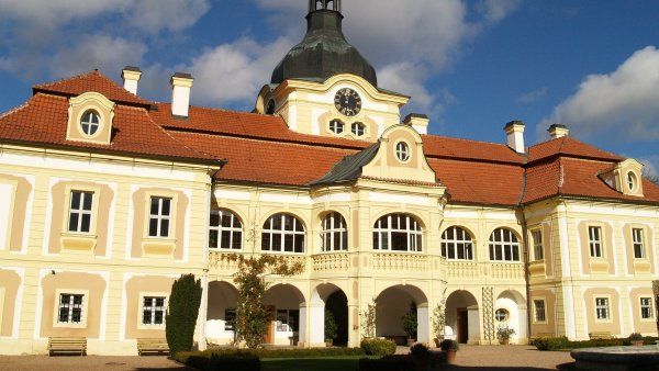 Nebílovský zámek láká v létě na koncerty i výstavy 
