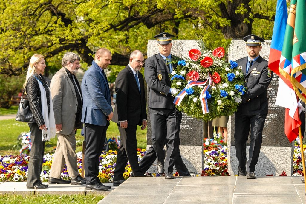 obrázek: Nepřetržité čtení jmen obětí holocaustu zahájilo Slavnosti svobody v Plzni 